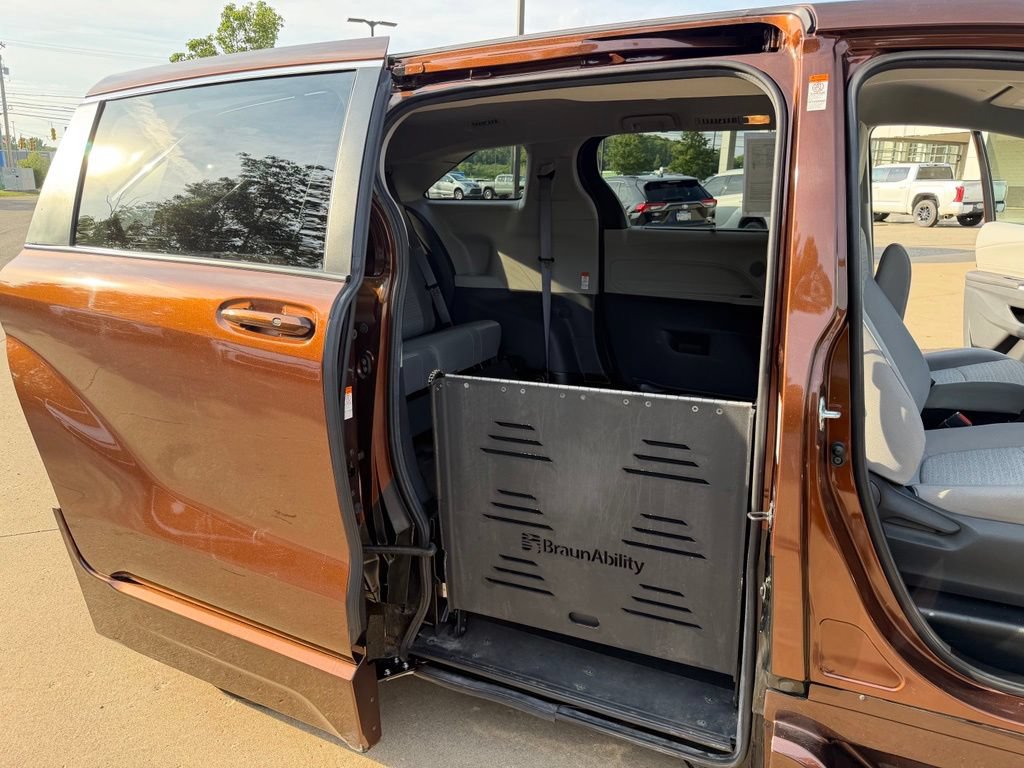 Used 2022 Toyota Sienna LE FWD image 27