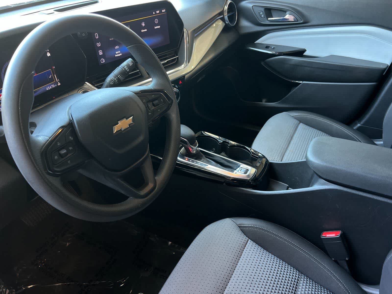 Used 2025 Chevrolet Trax LT FWD image 12