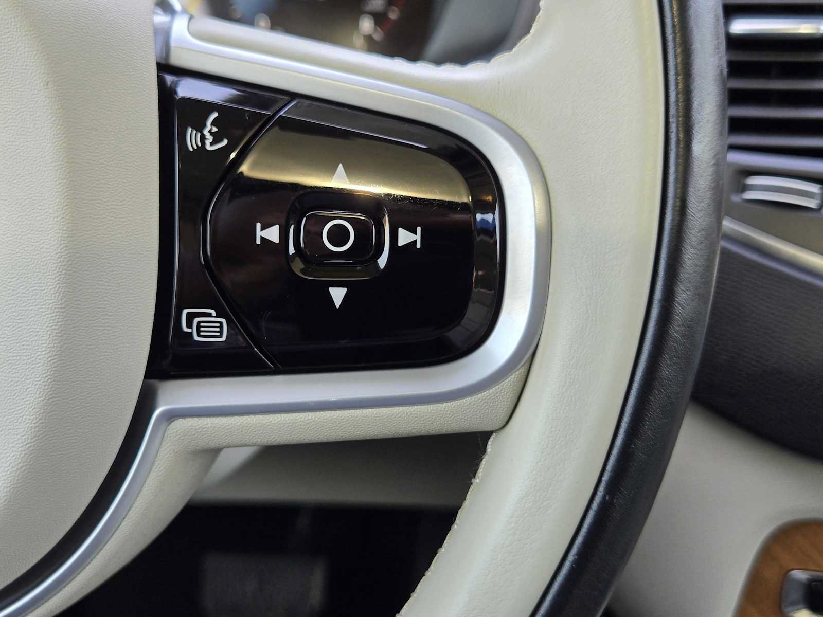 Used 2021 Volvo XC90 T5 Momentum w/ Climate Package FWD image 28