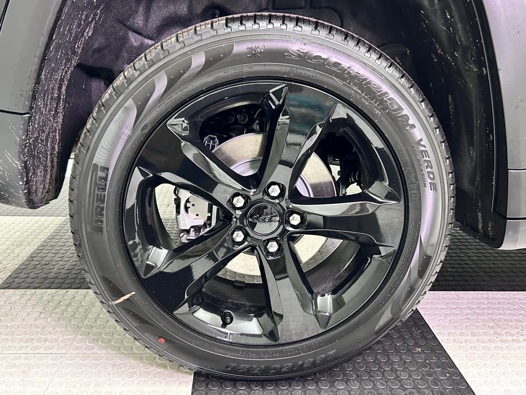 New 2025 Jeep Grand Cherokee Limited w/ Black Appearance Package image 9