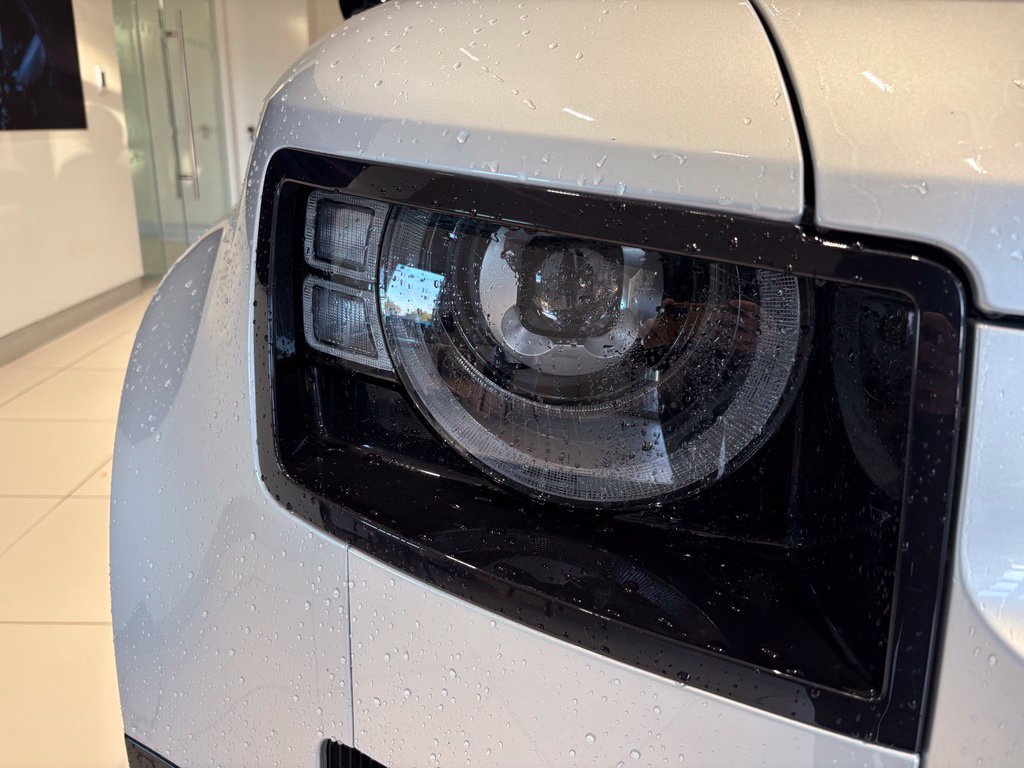Used 2023 Land Rover Defender 130 X-Dynamic SE AWD/4WD image 10