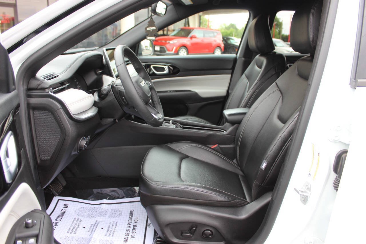 Used 2025 Jeep Compass Limited AWD/4WD image 17