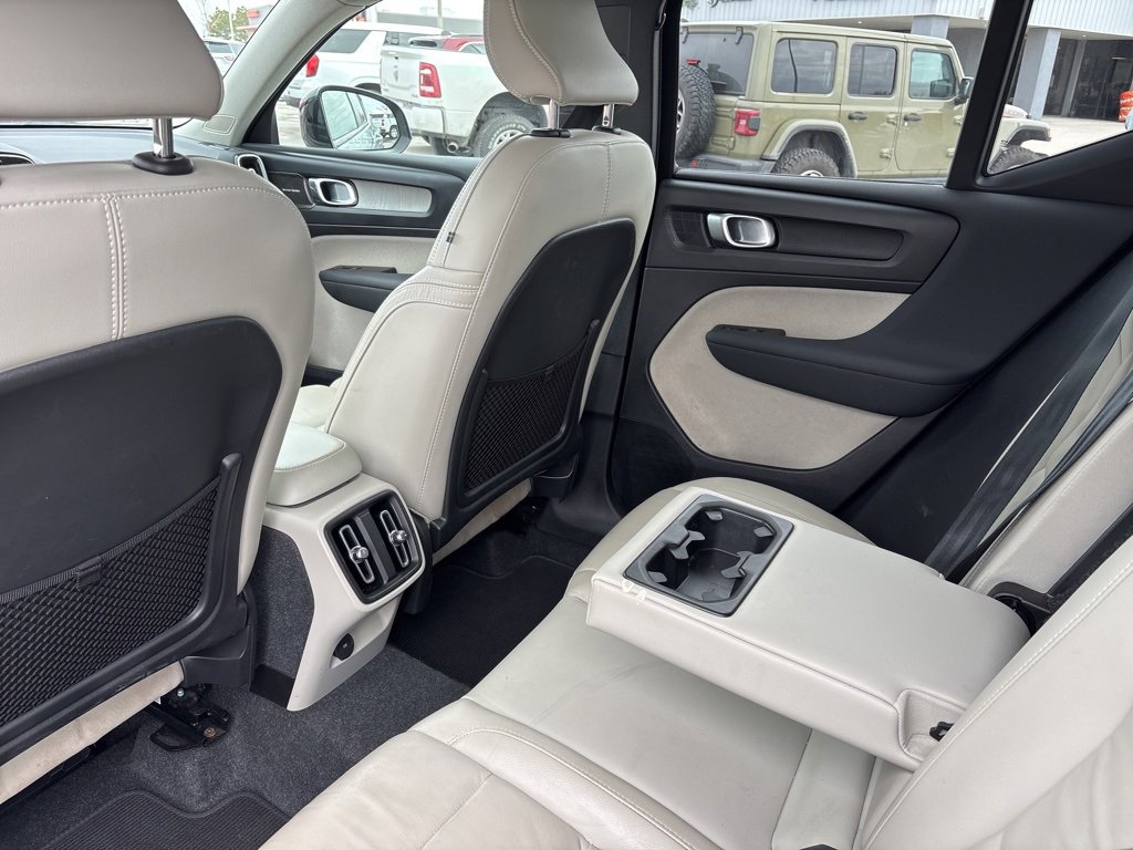 Used 2023 Volvo XC40 B4 Ultimate image 24