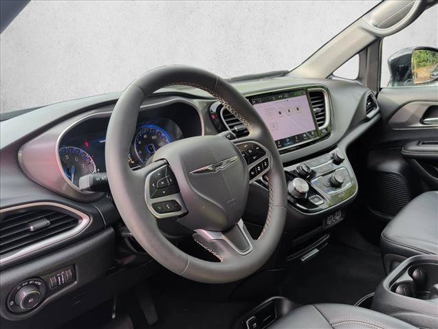Used 2025 Chrysler Pacifica Select FWD image 9
