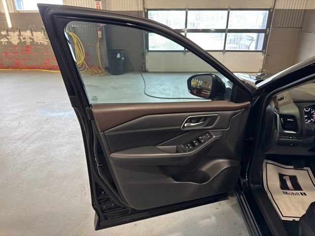 Used 2021 Nissan Rogue SV w/ Premium Package AWD/4WD image 9