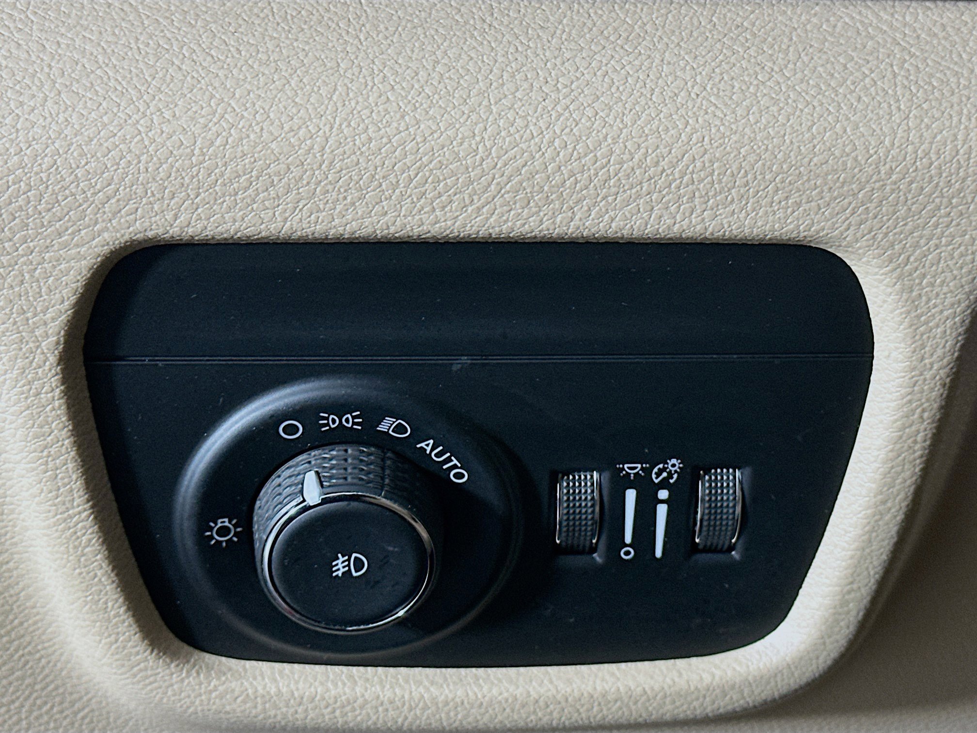 Used 2023 Jeep Grand Cherokee L Limited w/ Black Appearance Package image 17