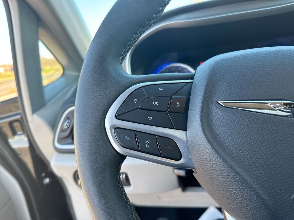 Used 2023 Chrysler Pacifica Touring-L image 17