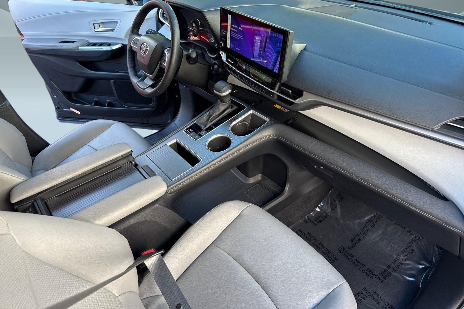 Used 2025 Toyota Sienna XLE FWD image 33