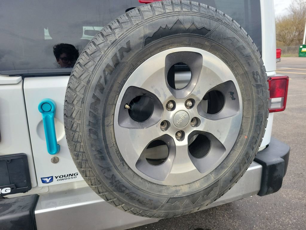 Used 2018 Jeep Wrangler Unlimited Sahara AWD/4WD image 30