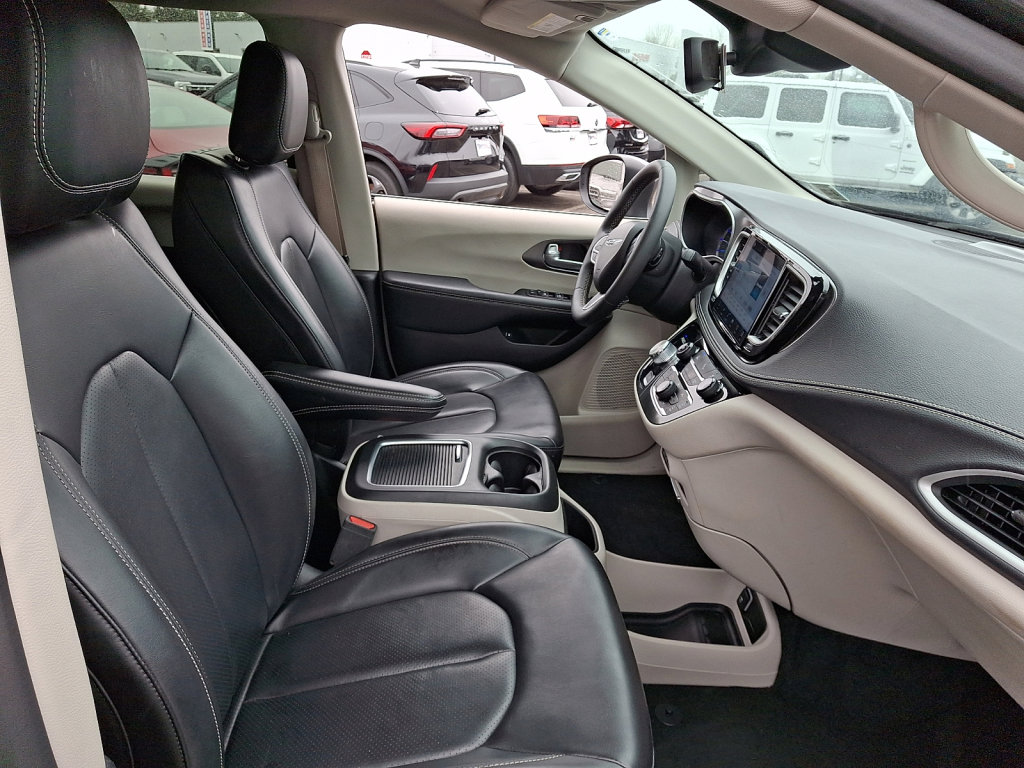 Used 2023 Chrysler Pacifica Touring-L image 12