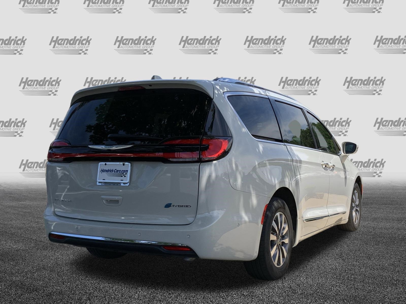 Used 2021 Chrysler Pacifica Limited w/ Uconnect Theater Family Group FWD image 9