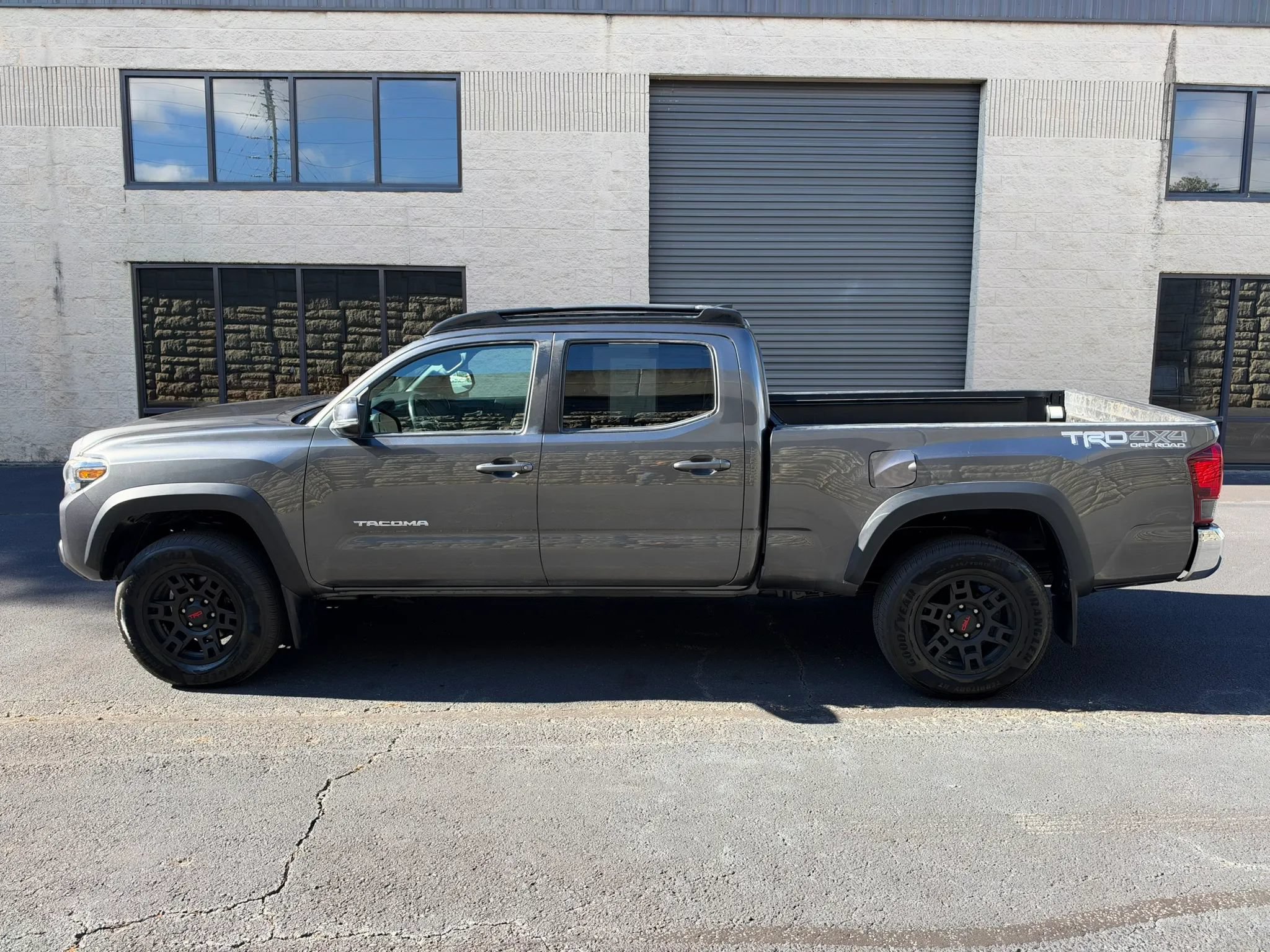 Used 2019 Toyota Tacoma TRD Off-Road AWD/4WD image 3