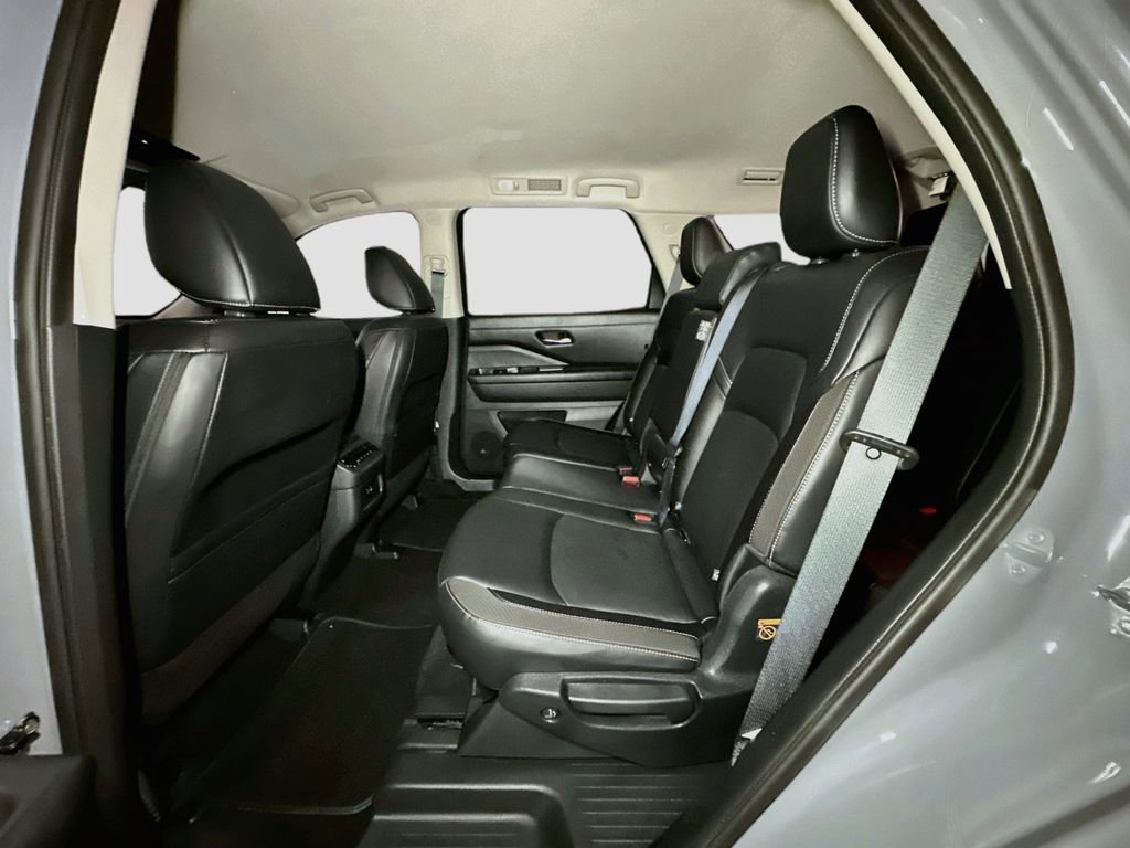 Used 2023 Nissan Pathfinder SL AWD/4WD image 31