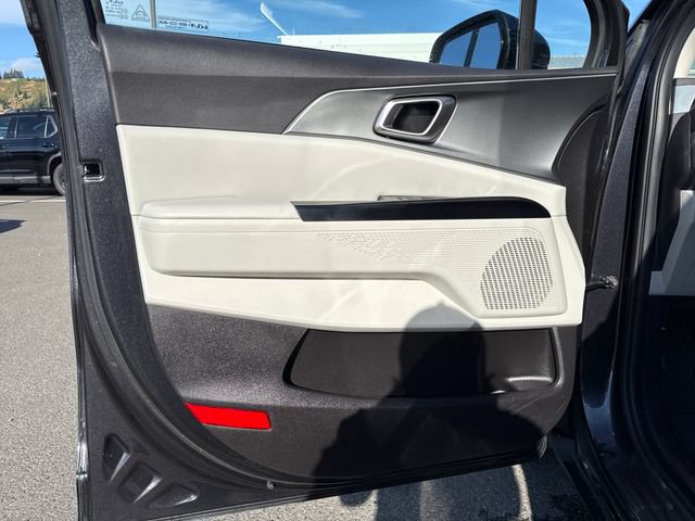 Used 2022 Kia Carnival LX FWD image 18