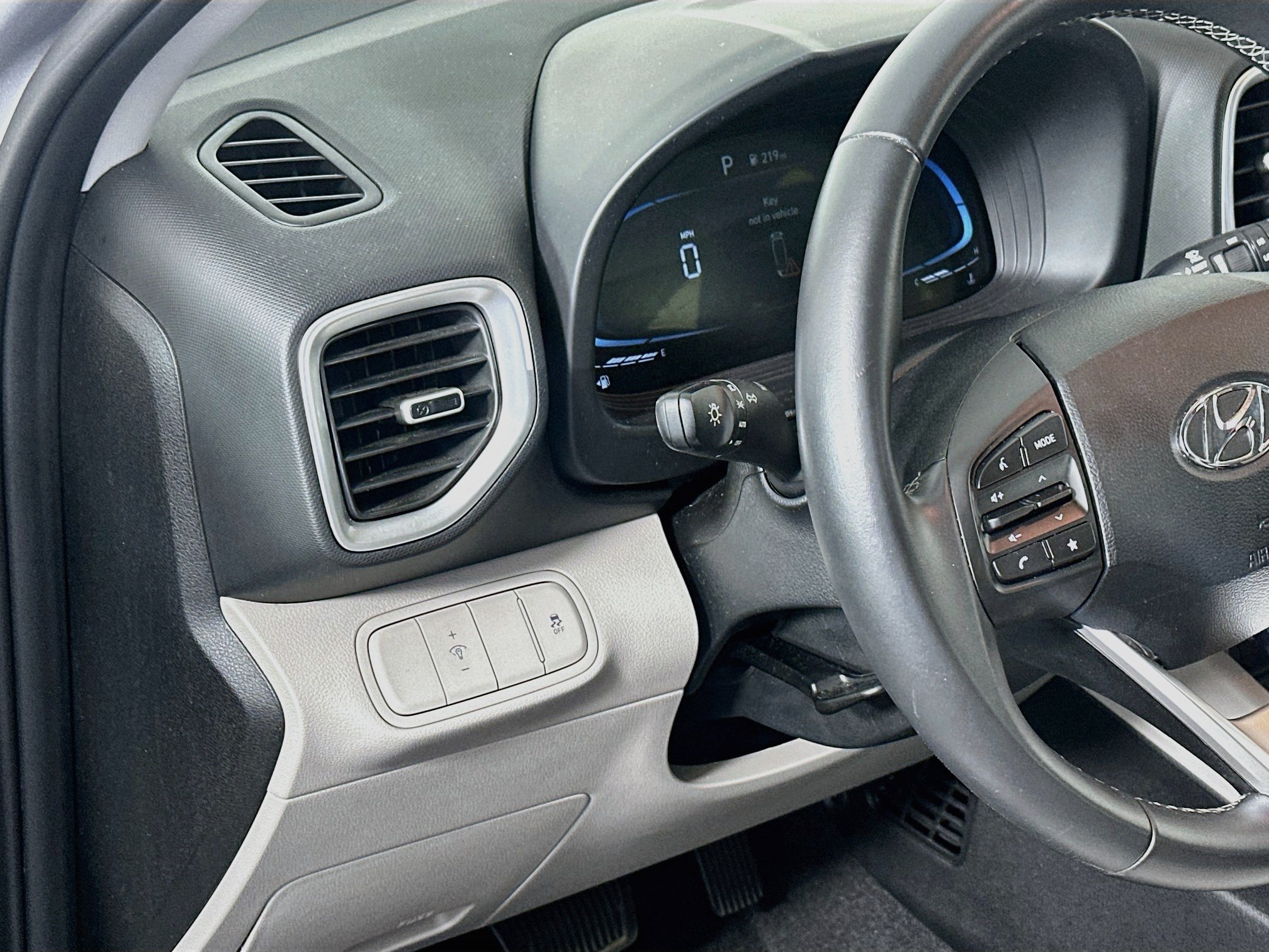 Used 2025 Hyundai Venue SEL FWD image 17