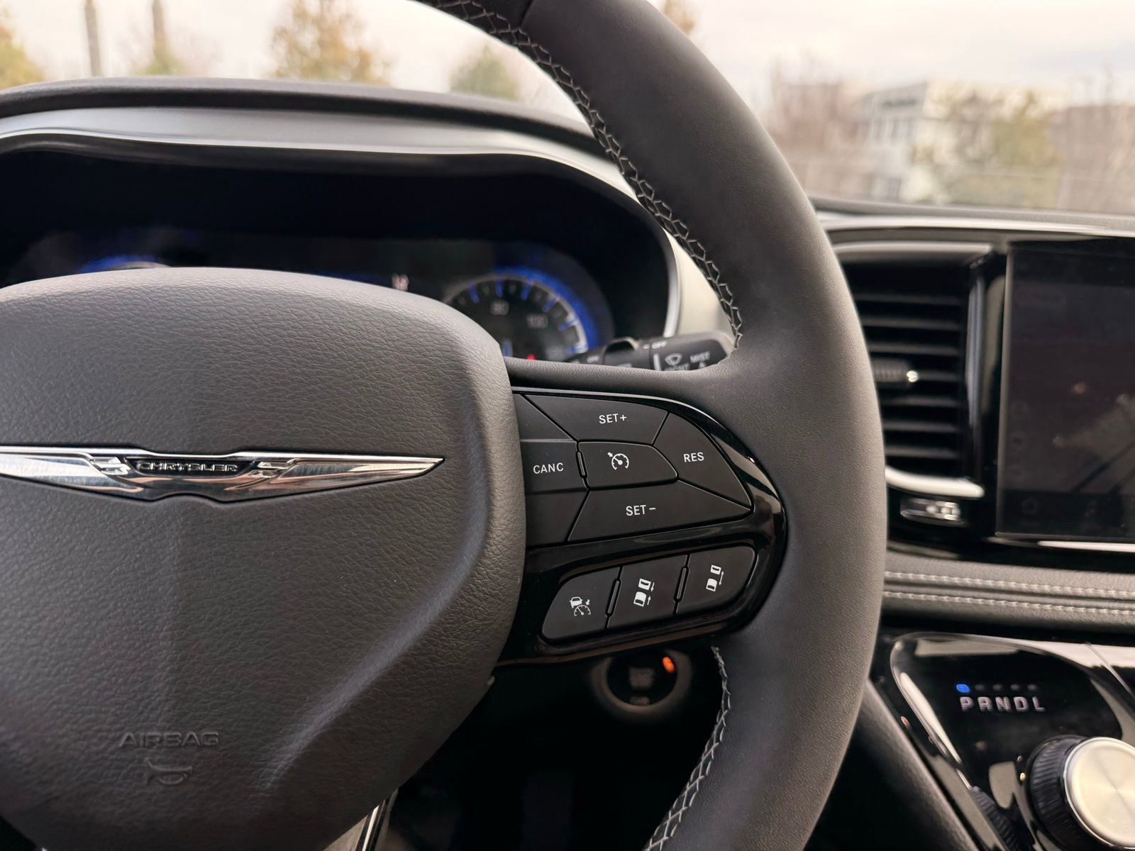 Used 2025 Chrysler Pacifica Limited image 34