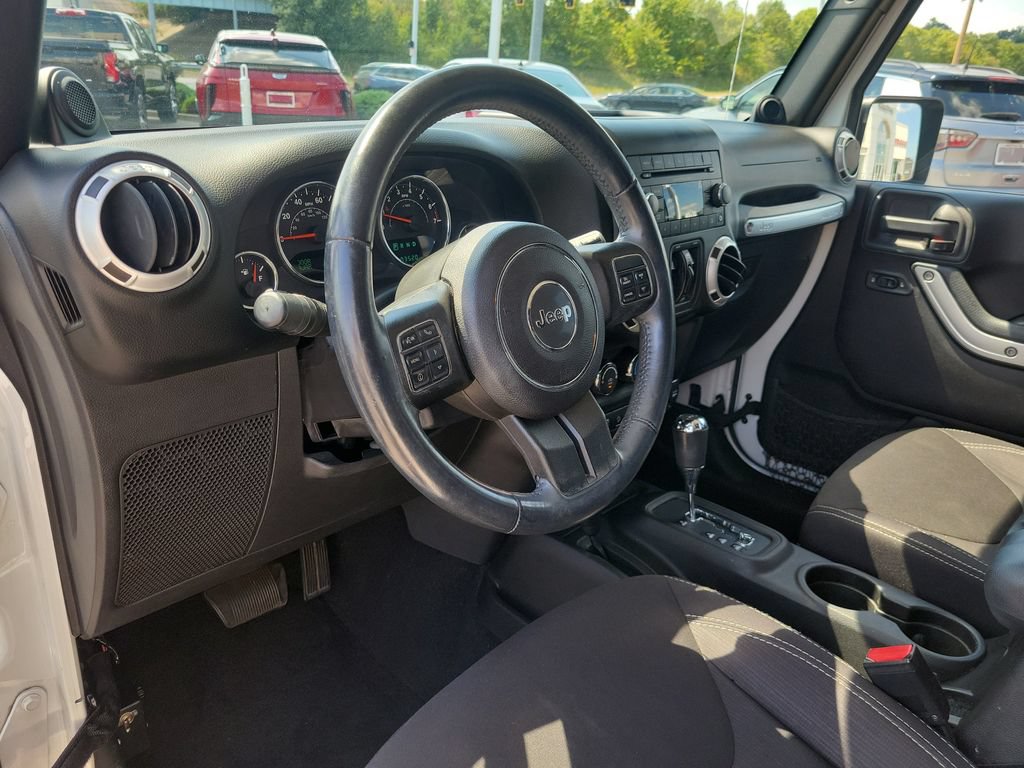 Used 2014 Jeep Wrangler Unlimited Sahara w/ Connectivity Group AWD/4WD image 16