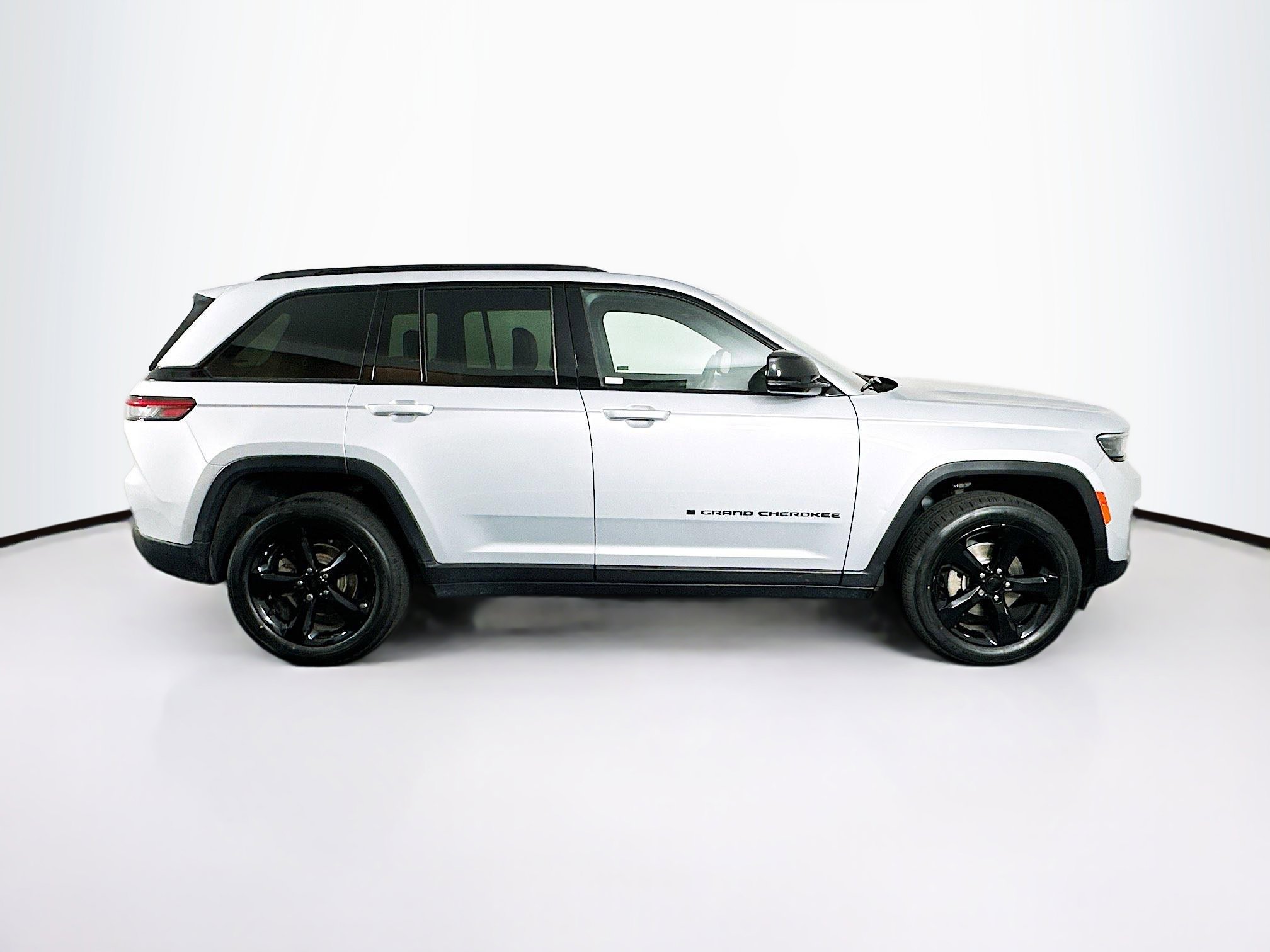 Used 2023 Jeep Grand Cherokee Altitude AWD/4WD image 10