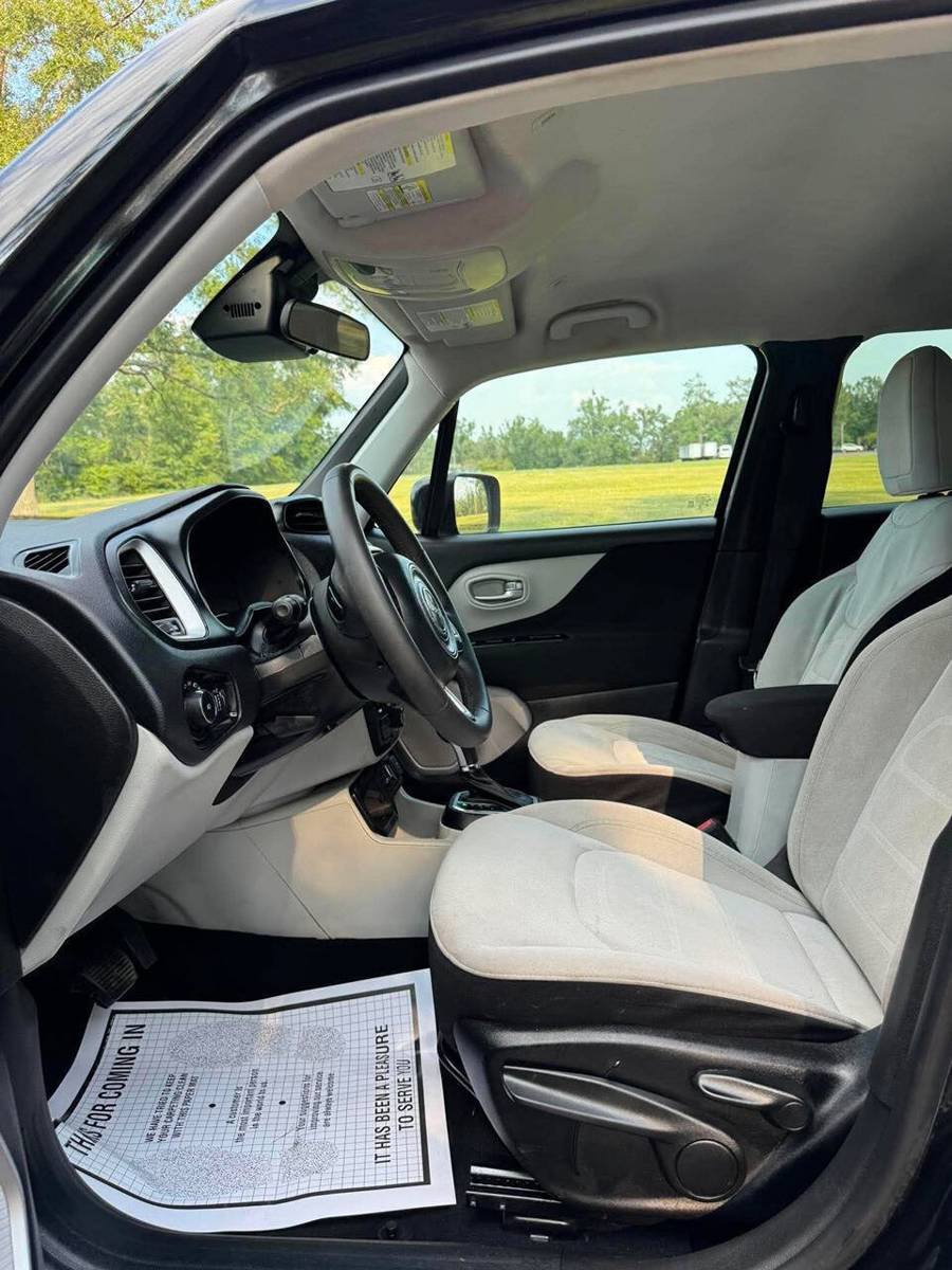Used 2018 Jeep Renegade Latitude FWD image 9