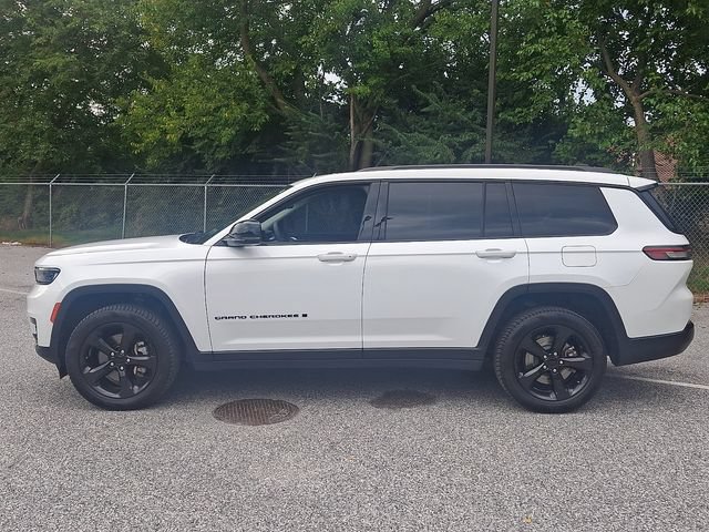 Used 2023 Jeep Grand Cherokee L Limited w/ Black Appearance Package AWD/4WD image 5
