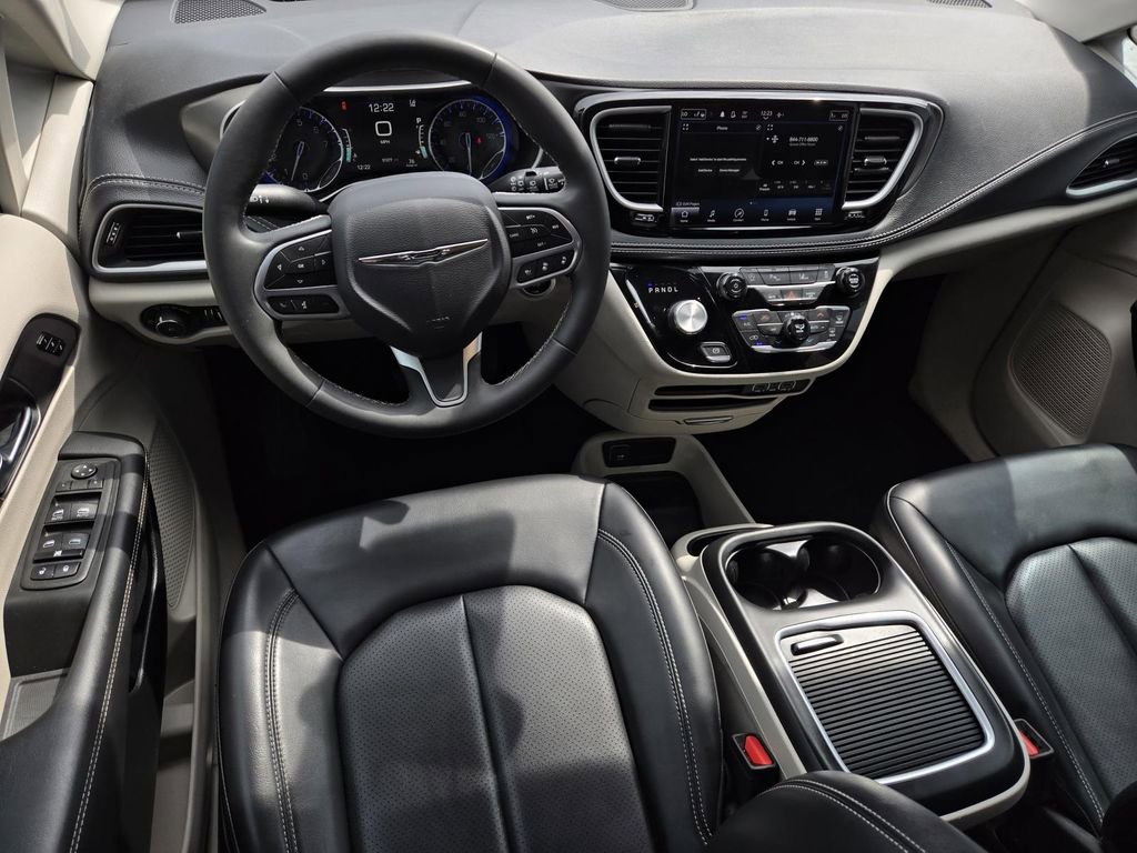 Used 2023 Chrysler Pacifica Touring-L image 17