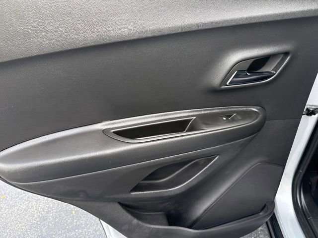 Used 2022 Chevrolet Trax LT w/ LT Convenience Package image 16