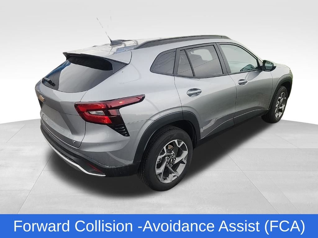 Used 2025 Chevrolet Trax LT FWD image 3
