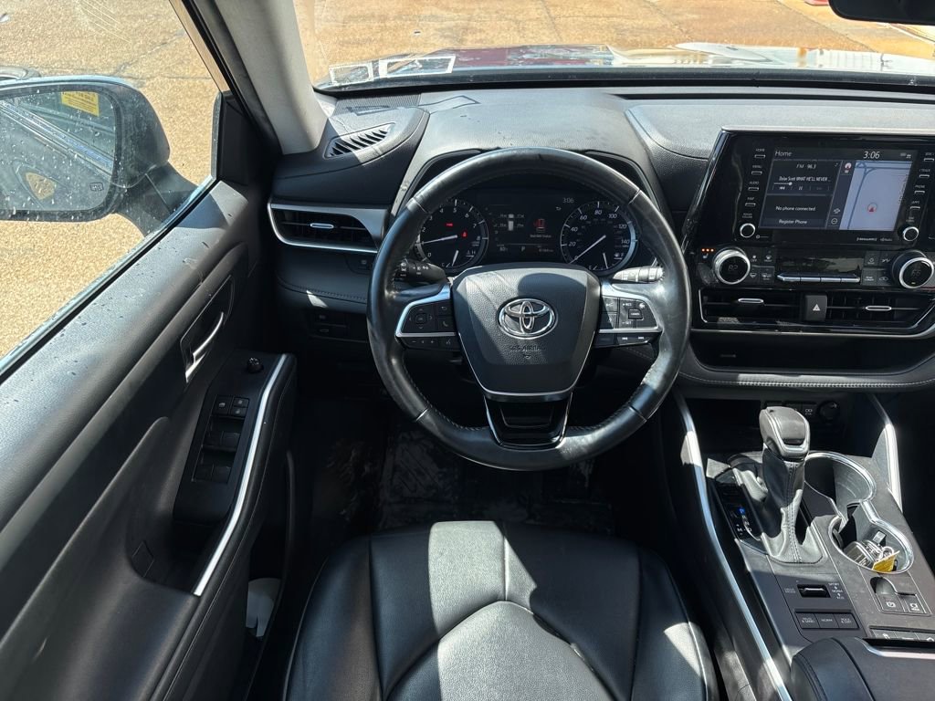 Used 2021 Toyota Highlander XLE image 2