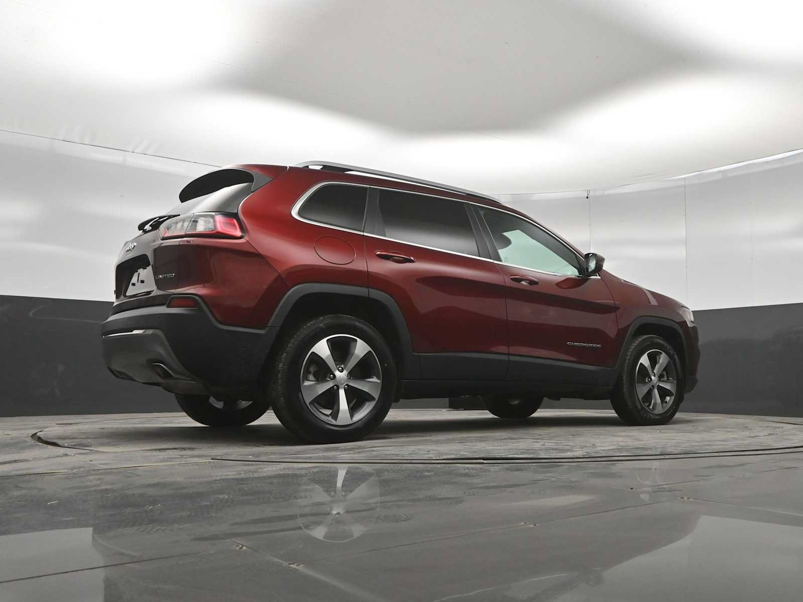Used 2021 Jeep Cherokee Limited w/ Elite Package AWD/4WD image 39