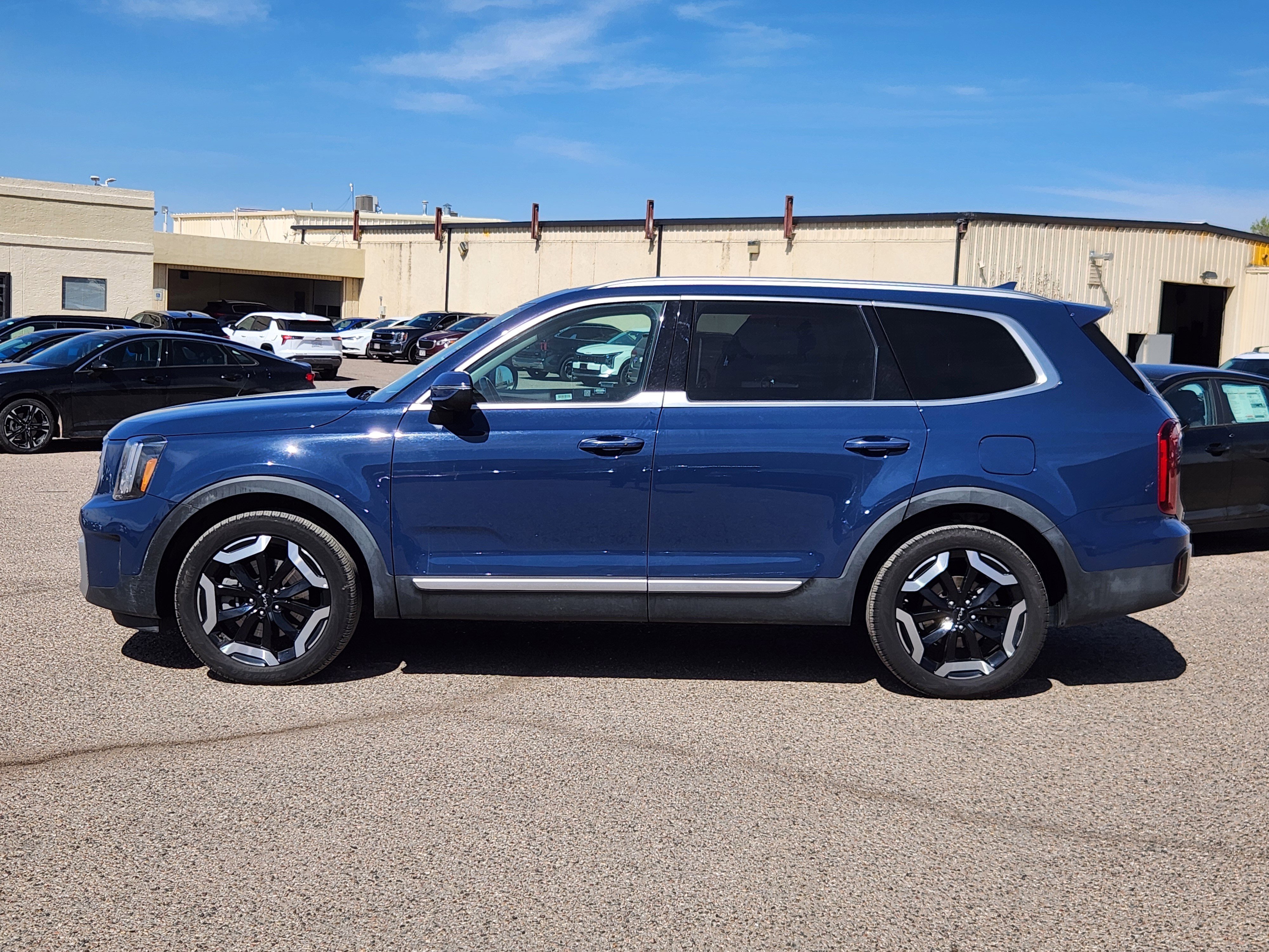 Used 2025 Kia Telluride S AWD/4WD image 2