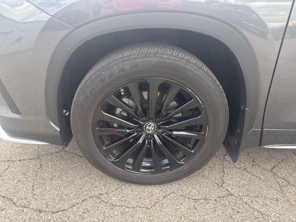 Used 2023 Toyota Highlander XSE FWD image 13