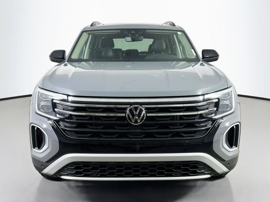 Used 2025 Volkswagen Atlas Peak Edition SE AWD/4WD image 2