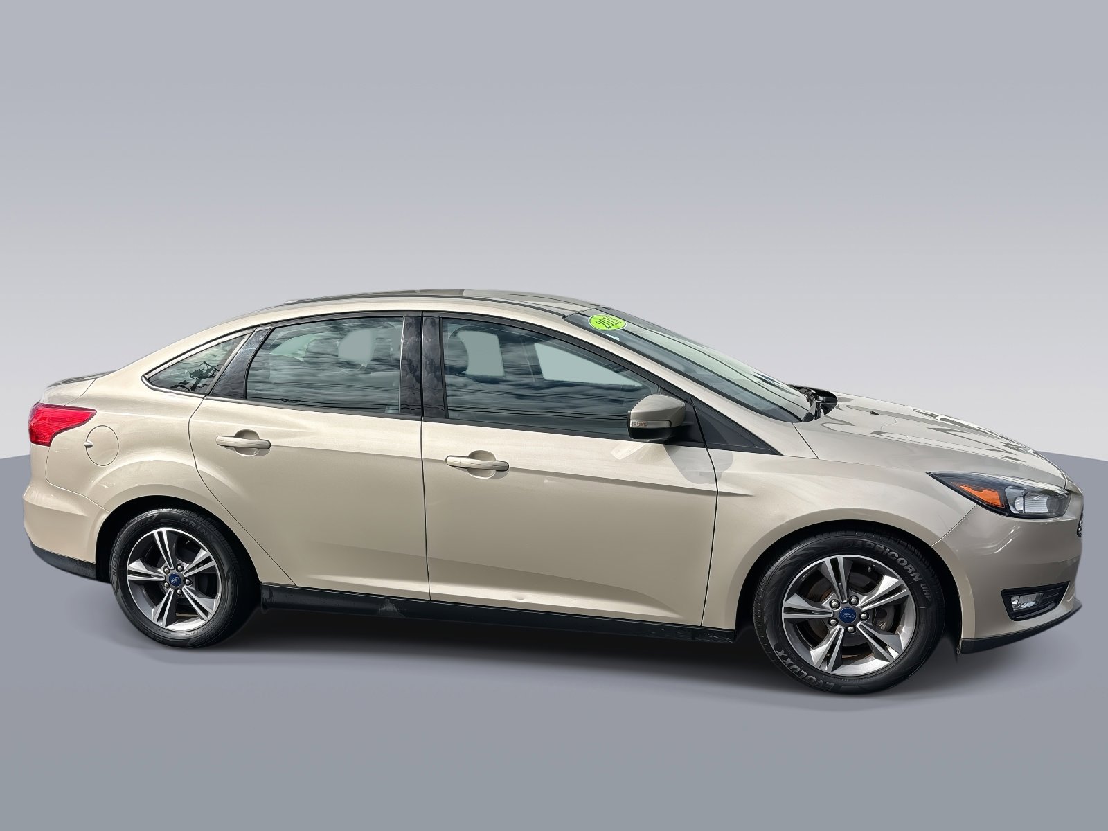 Used 2018 Ford Focus SE w/ SE Appearance Package image 2