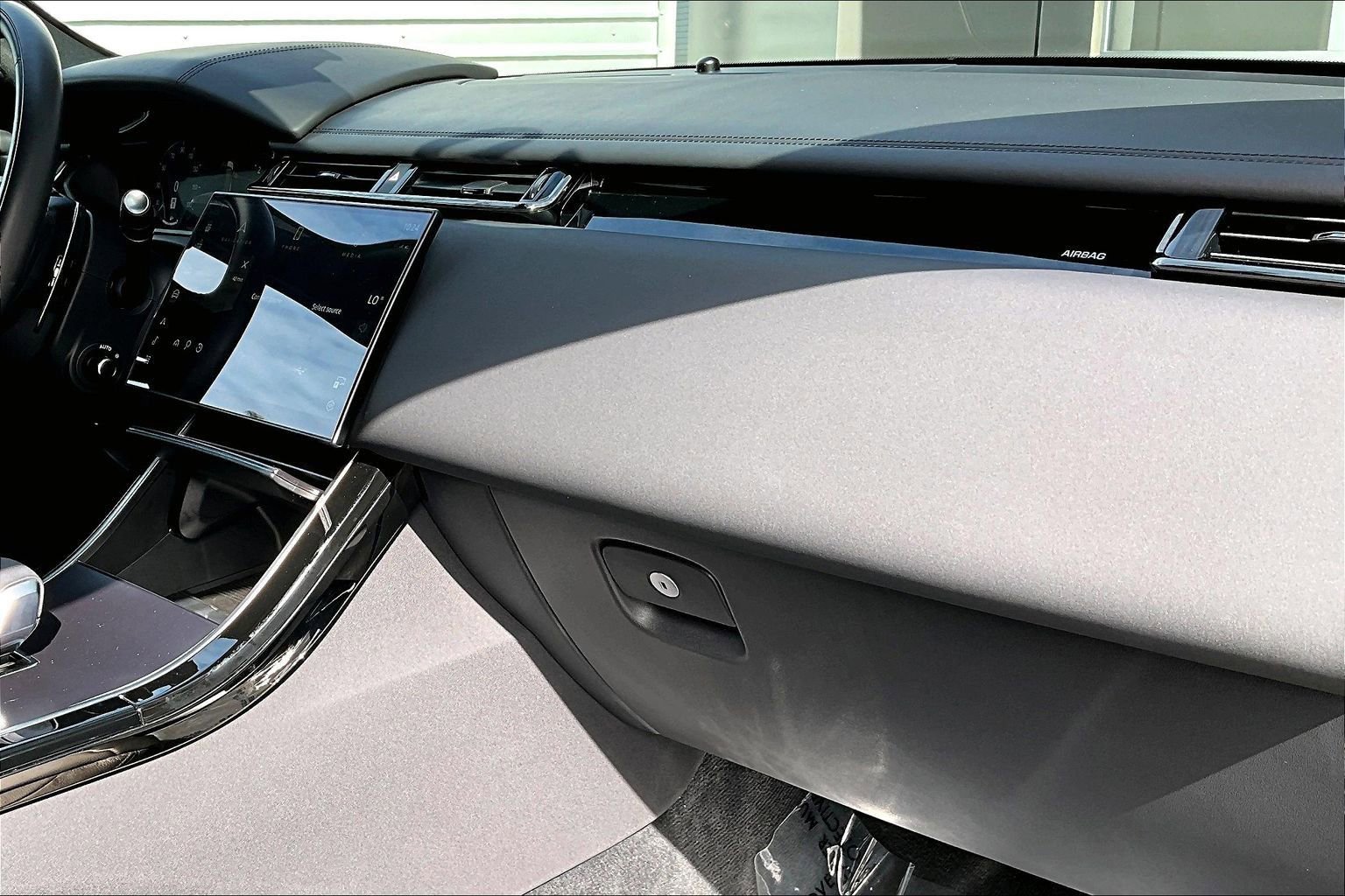 Used 2026 Land Rover Range Rover Velar Dynamic SE image 16