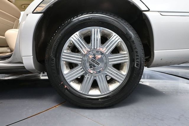 Used 2004 Lincoln Town Car Ultimate RWD image 11
