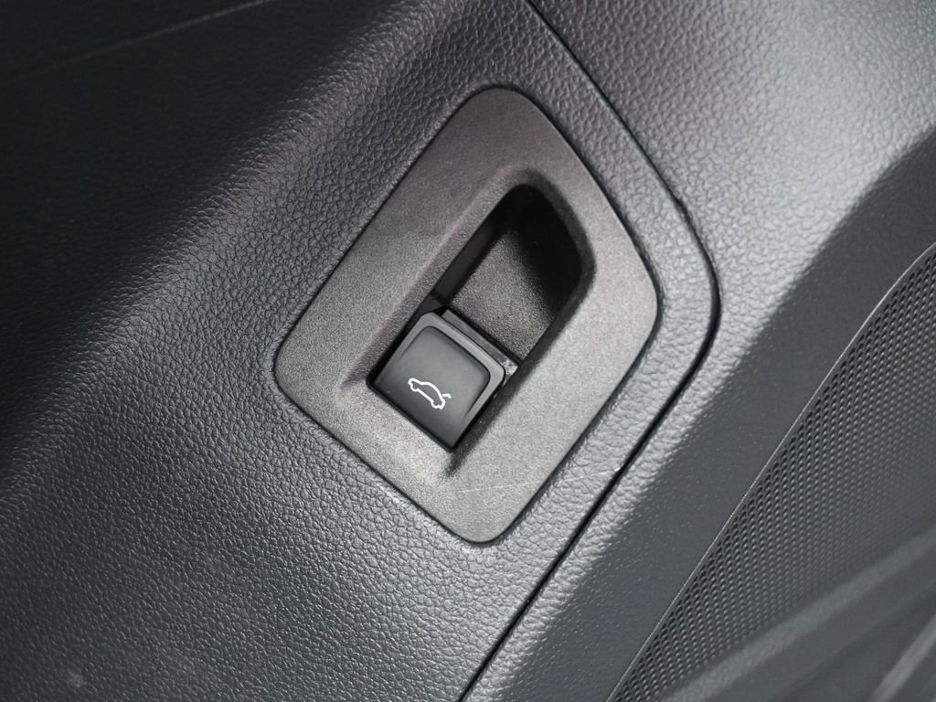 Used 2022 Volkswagen Atlas Cross Sport SE w/ Black Wheel Package image 19