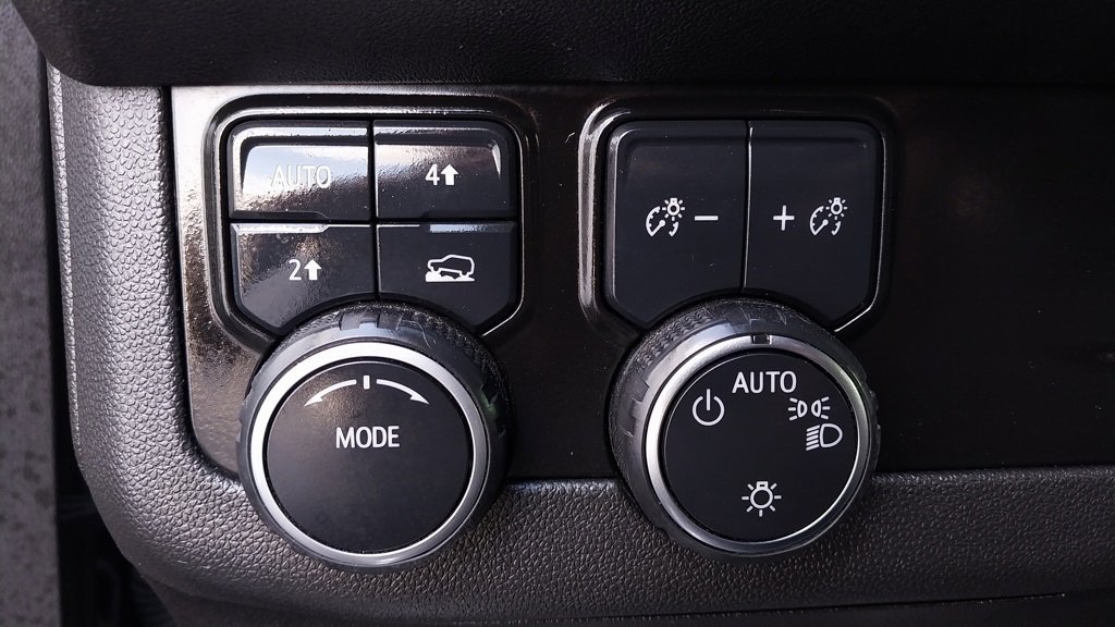 Used 2023 Chevrolet Suburban LT image 31