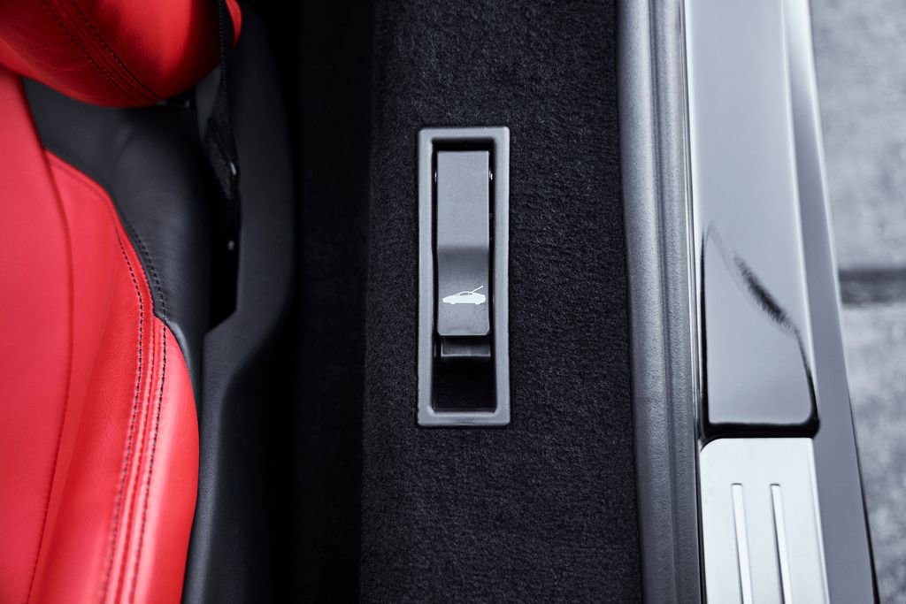 Used 2024 Ferrari SF90 Spider image 44