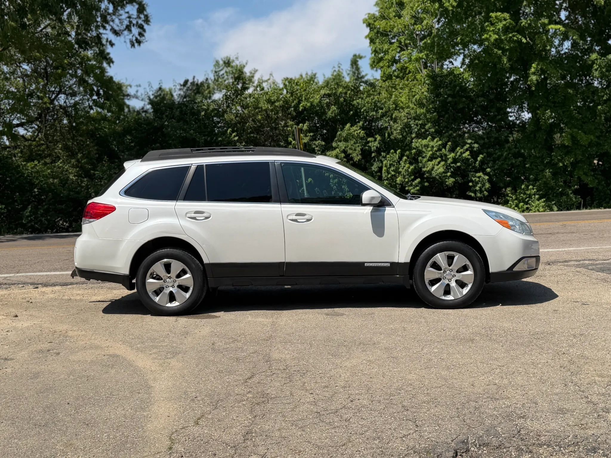 Used 2011 Subaru Outback 3.6R Limited w/ PWR Moonroof Pkg AWD/4WD image 4