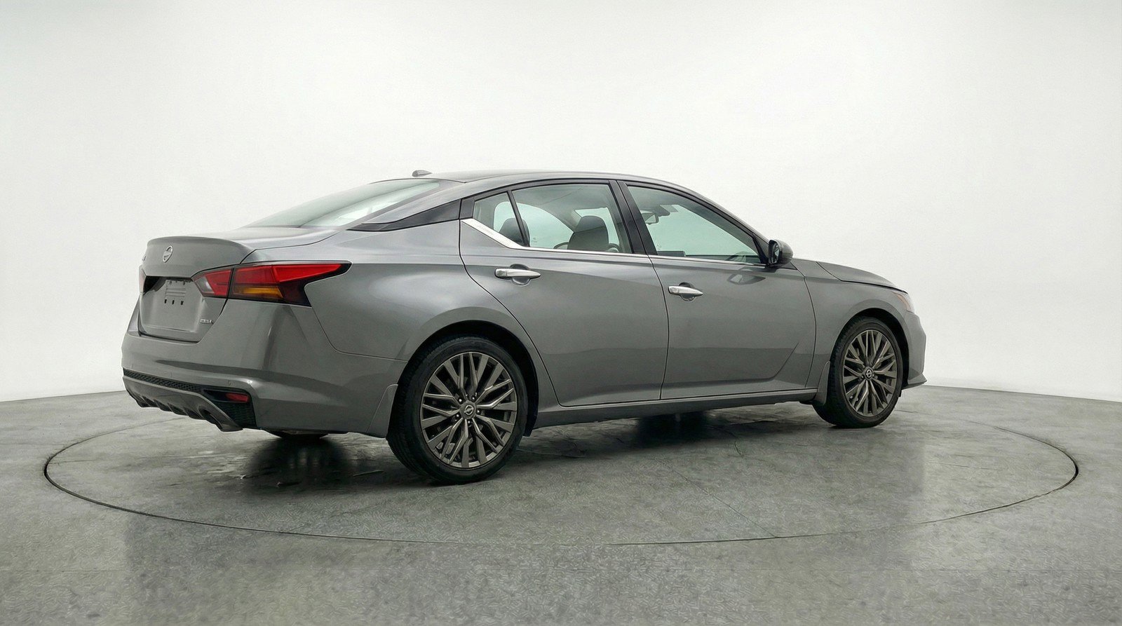 Used 2025 Nissan Altima 2.5 SV image 9