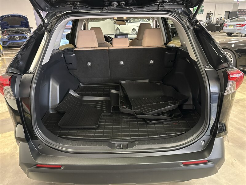 Used 2020 Toyota RAV4 XLE AWD/4WD image 32