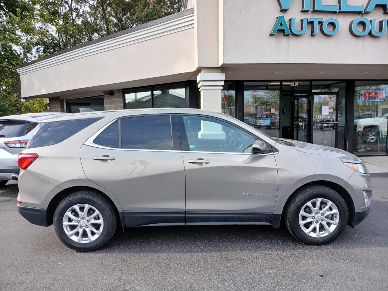 Used 2018 Chevrolet Equinox LT image 2