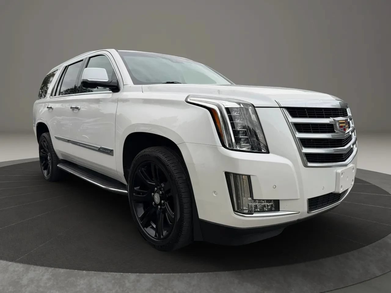 Used 2018 Cadillac Escalade Luxury AWD/4WD image 3