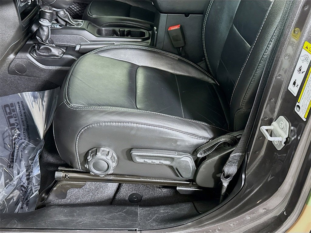 Used 2018 Jeep Wrangler Unlimited Sahara image 25