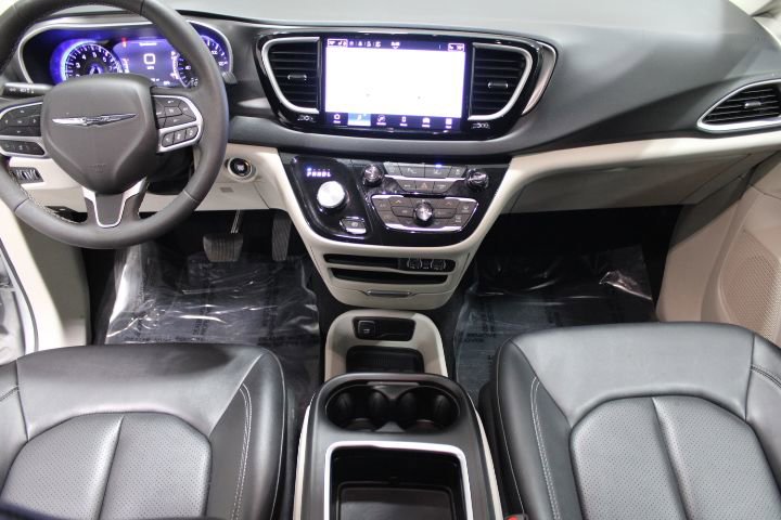 Used 2024 Chrysler Pacifica Touring-L image 2