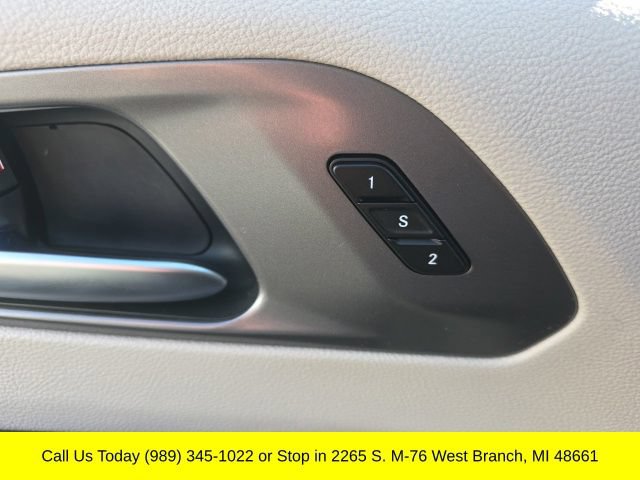 Used 2023 Chrysler Pacifica Touring-L FWD image 14
