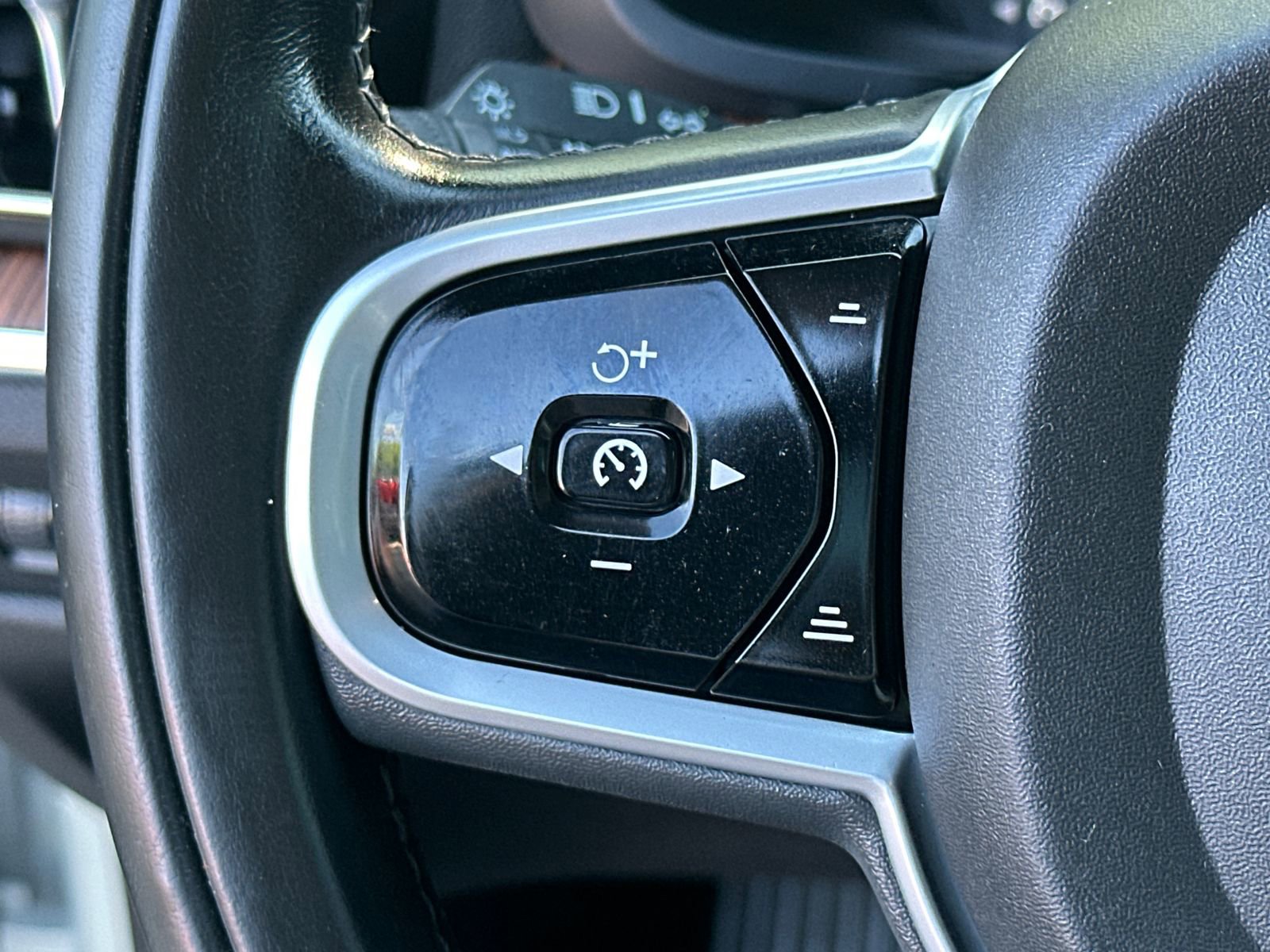 Used 2019 Volvo S60 T5 Momentum w/ Multimedia Package FWD image 26