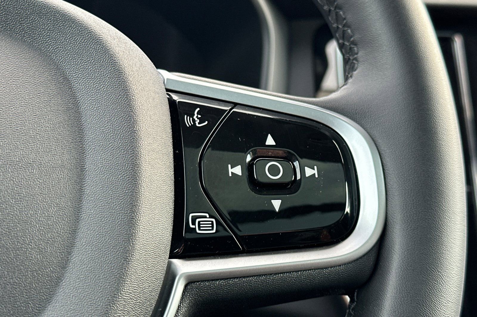 Used 2025 Volvo V60 B5 Cross Country Plus image 27