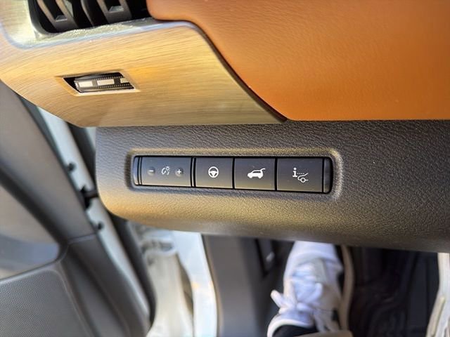 Used 2025 Nissan Pathfinder Platinum w/ Cargo Package image 16