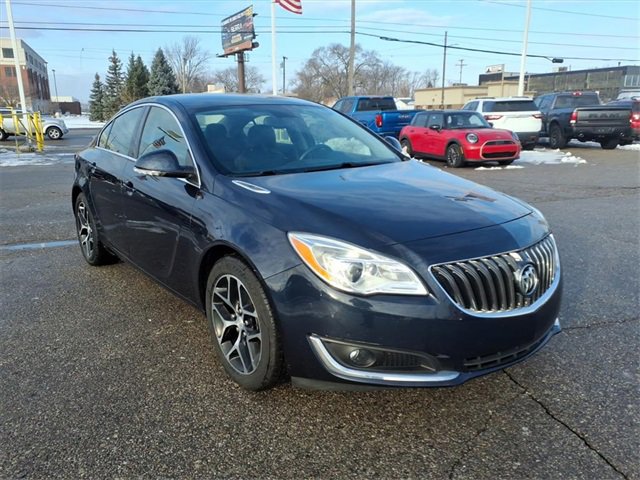 Used 2017 Buick Regal Sport Touring image 3